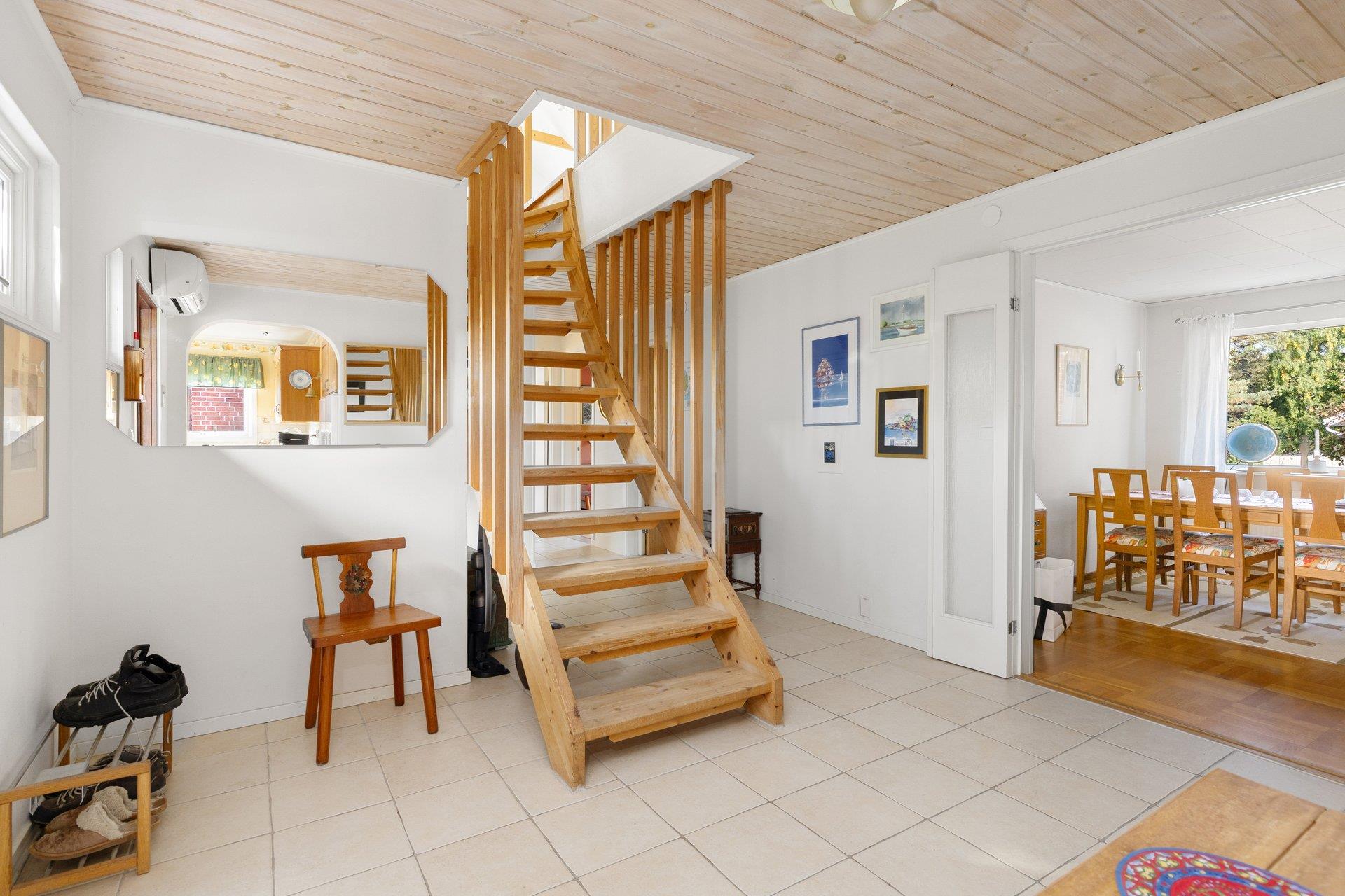 Generös familjevilla i Djurö by med havsglimt, bergvärme och solenergi