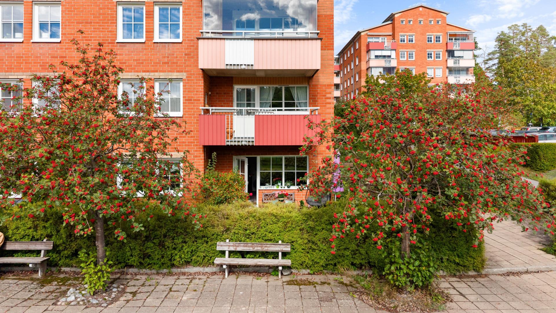 Trivsam 3:a med radhuskänsla, uteplats i söderläge och renoverat badrum!