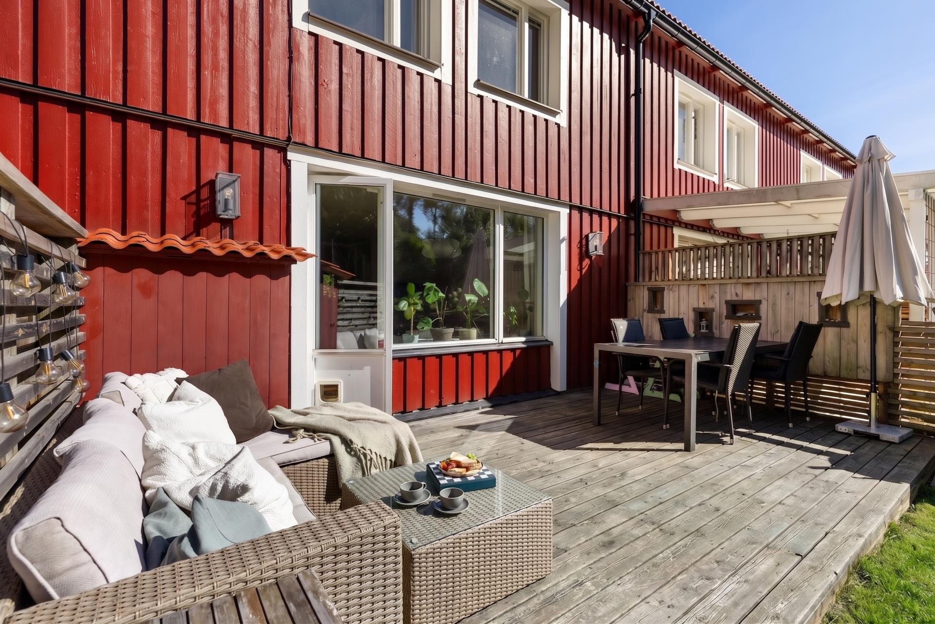 Smakfullt renoverat radhus i populära Mörtnäs!