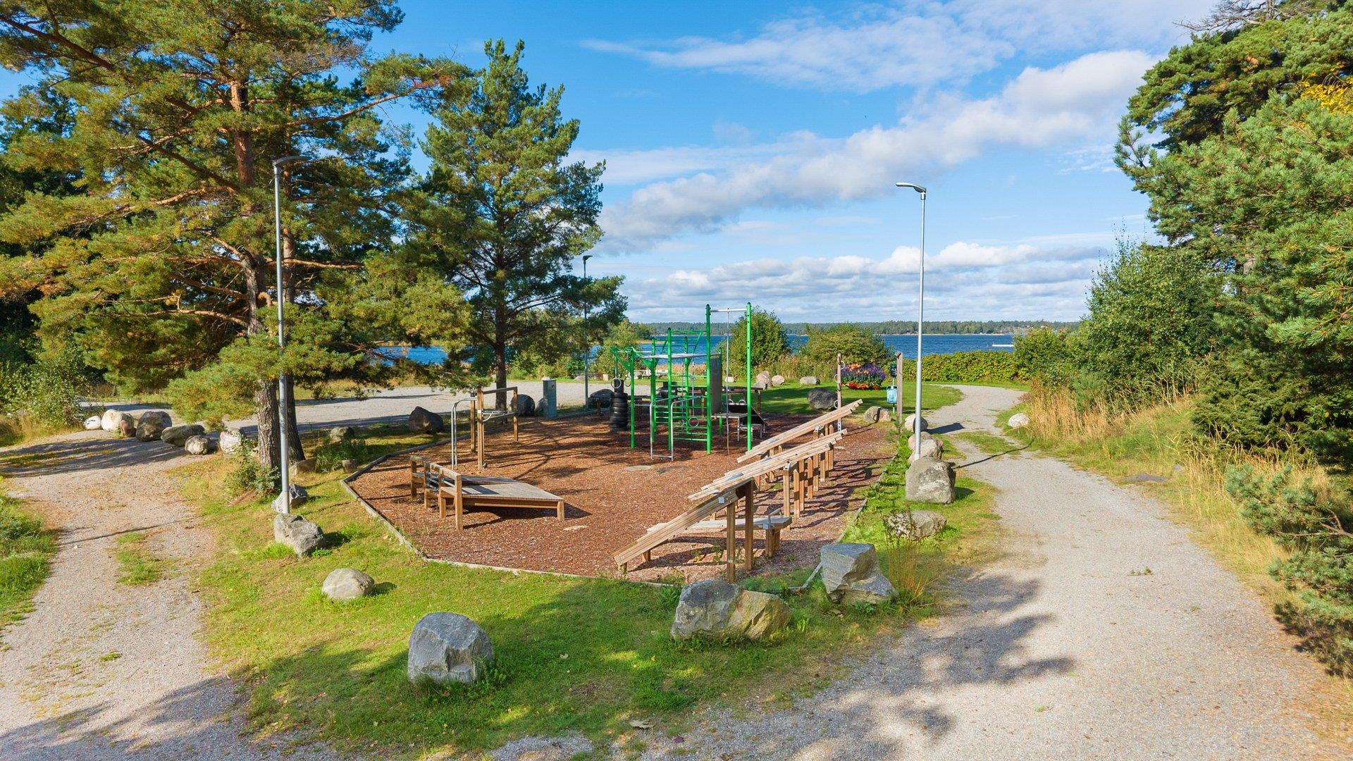 Generös familjevilla i Djurö by med havsglimt, bergvärme och solenergi