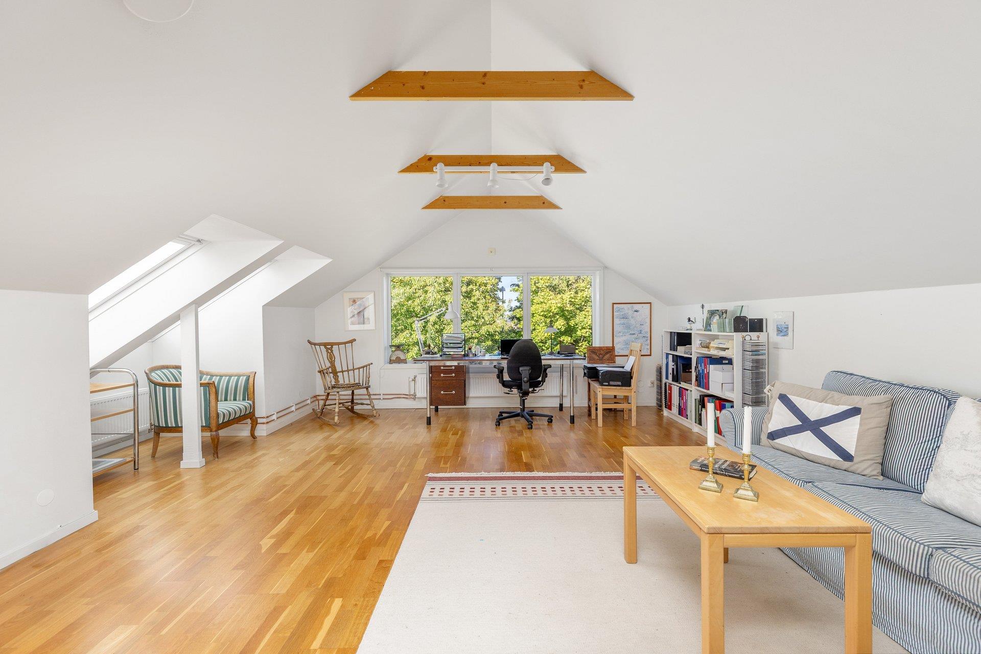 Generös familjevilla i Djurö by med havsglimt, bergvärme och solenergi