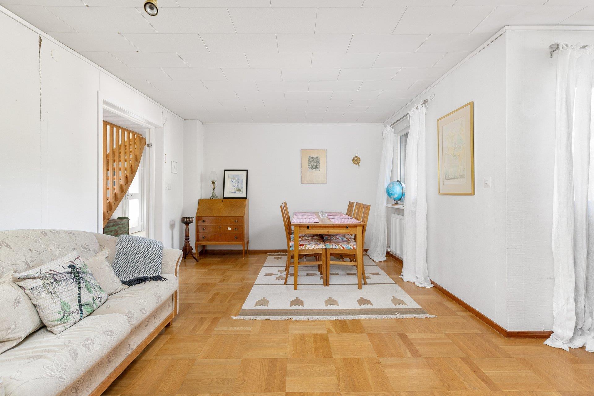 Generös familjevilla i Djurö by med havsglimt, bergvärme och solenergi