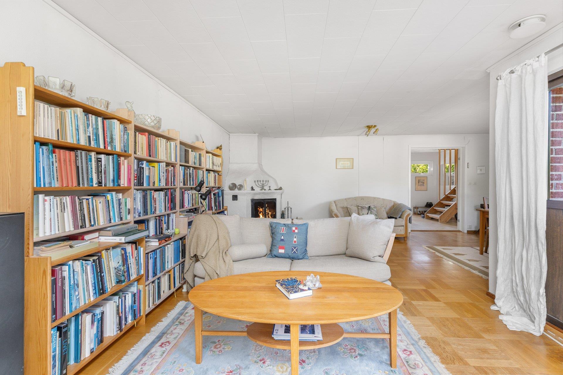 Generös familjevilla i Djurö by med havsglimt, bergvärme och solenergi