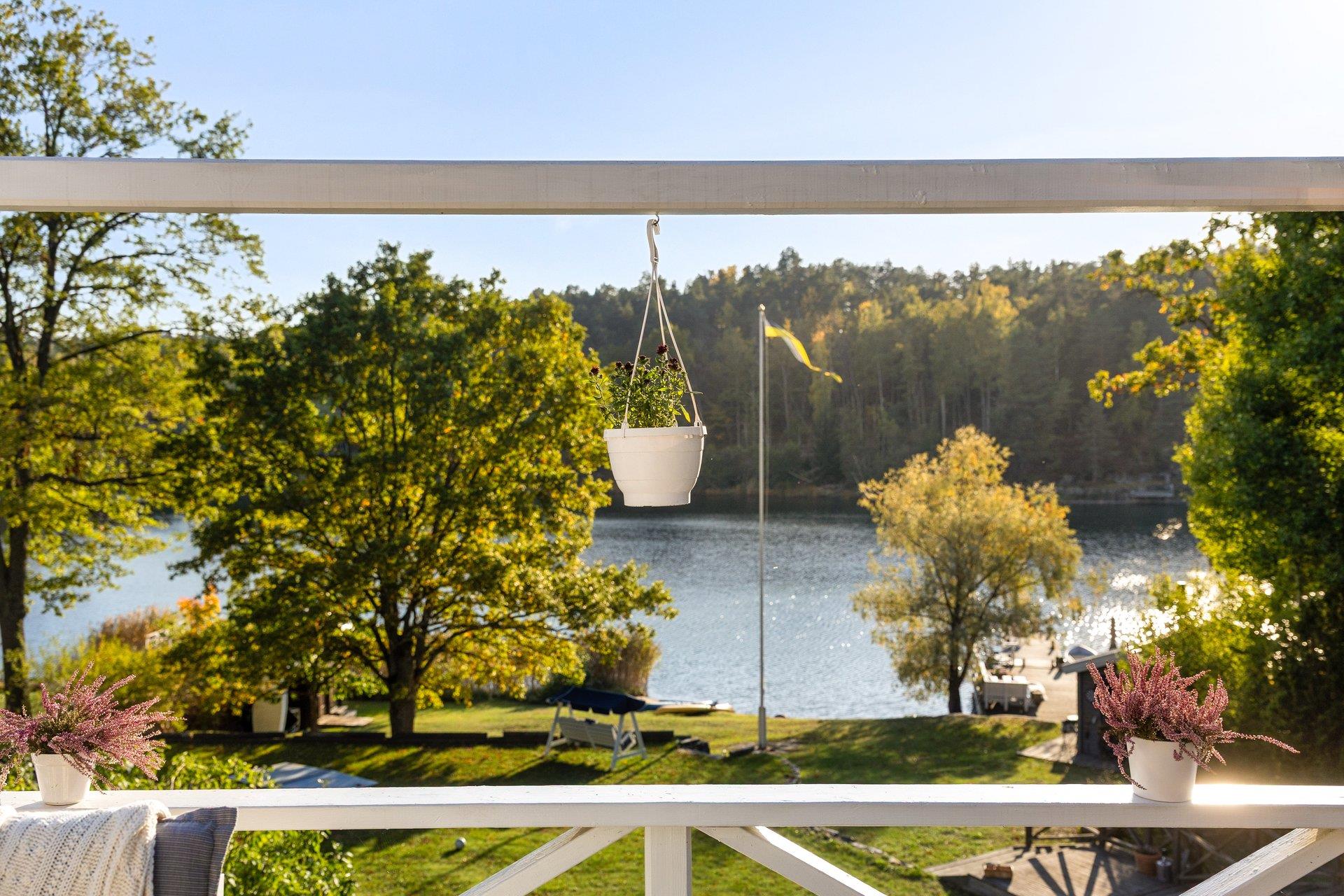 Sjötomt med egen strand och soligt söderläge på Norra Lagnö