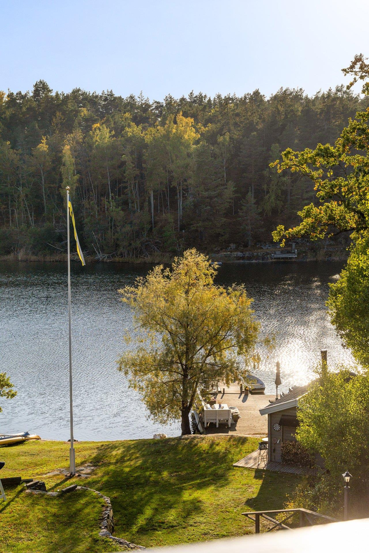Sjötomt med egen strand och soligt söderläge på Norra Lagnö