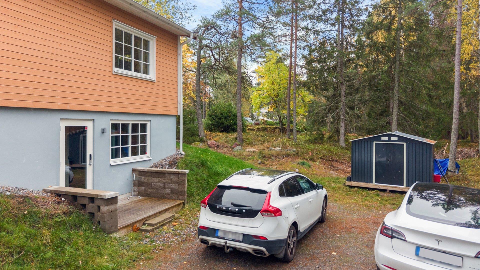 Välplanerat studiohus i 2-plan med stor uteplats i natursköna och havsnära Torsby
