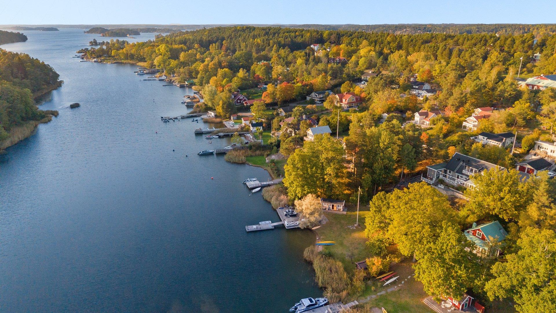 Sjötomt med egen strand och soligt söderläge på Norra Lagnö