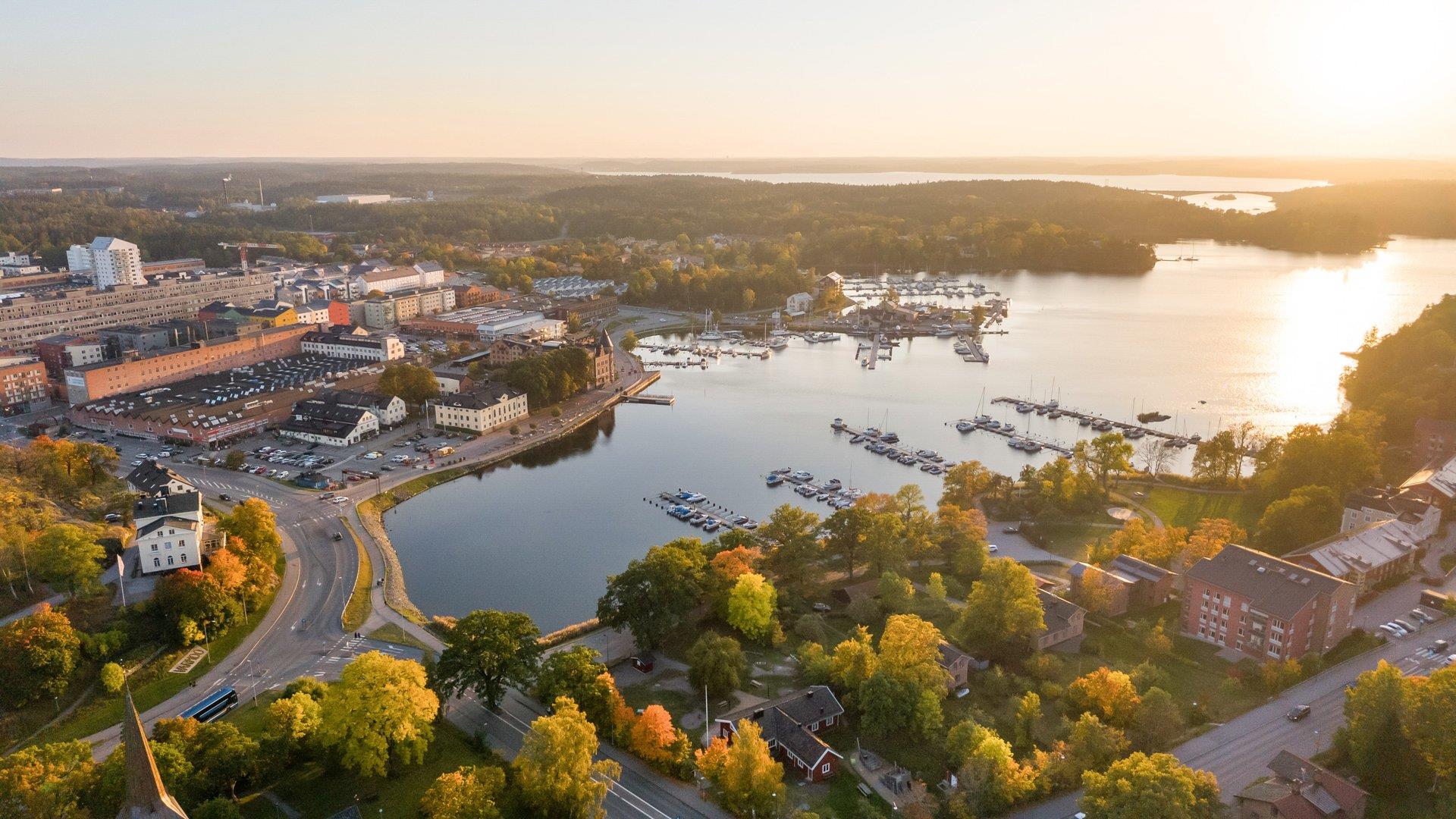 Sjötomt med egen strand och soligt söderläge på Norra Lagnö
