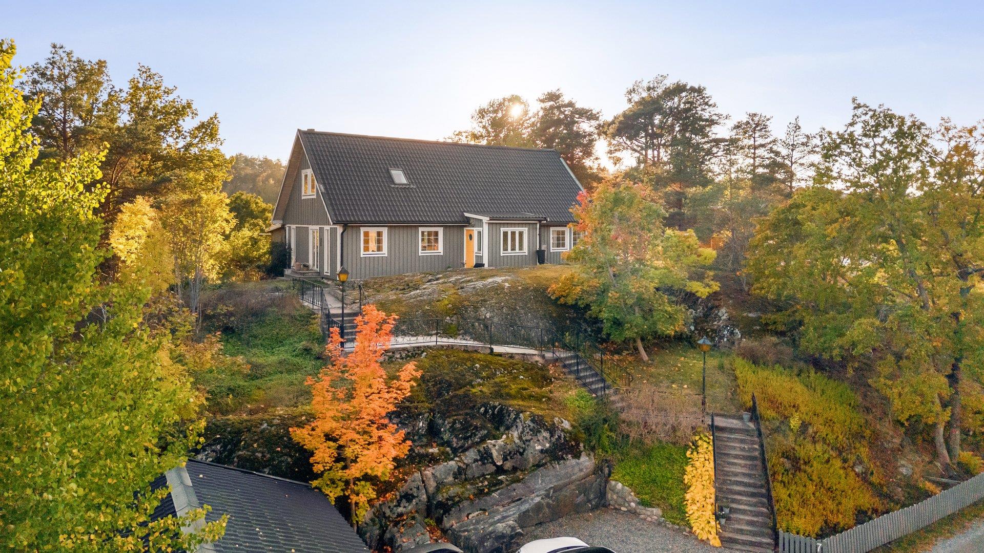 Sjötomt med egen strand och soligt söderläge på Norra Lagnö