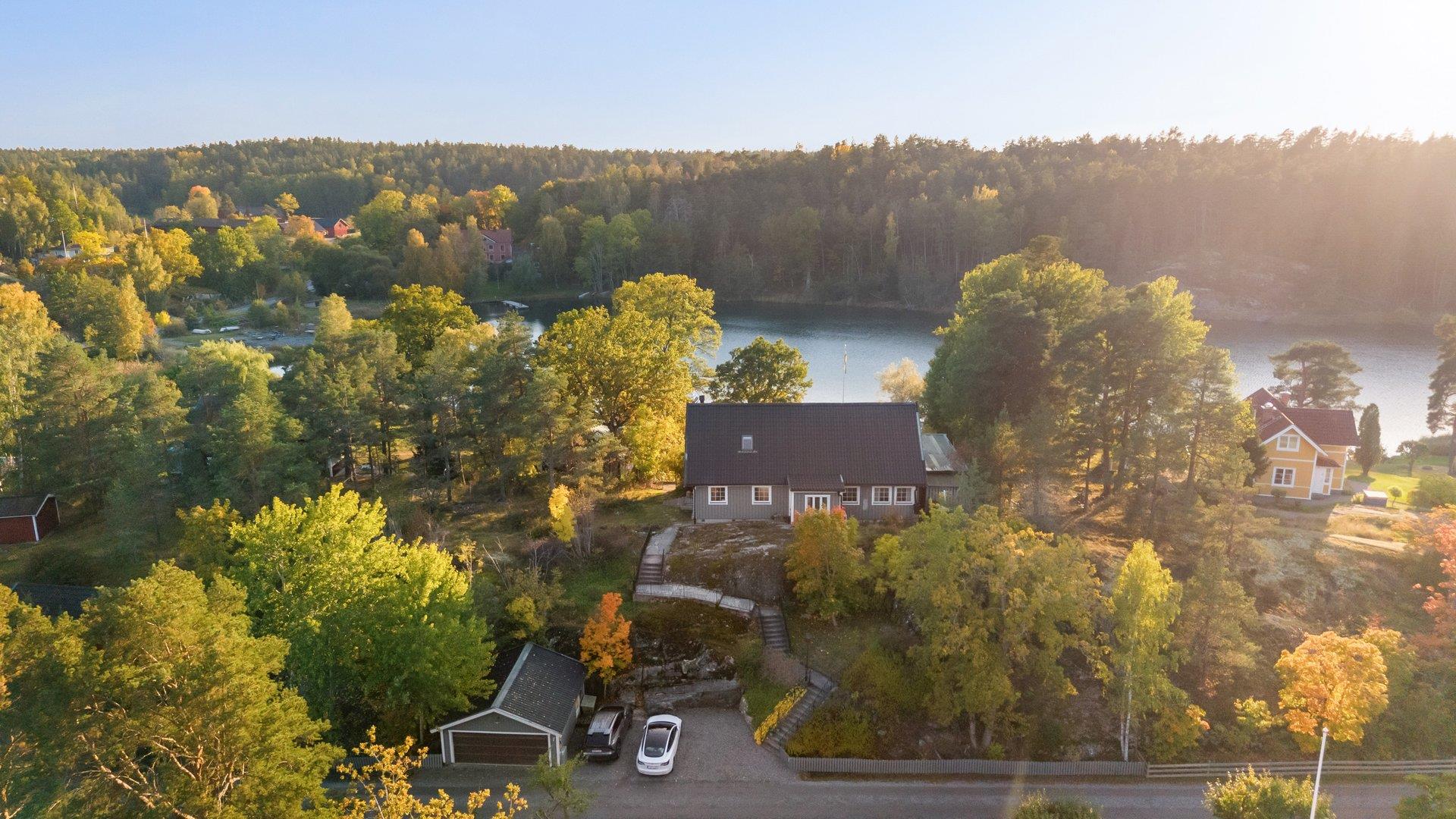 Sjötomt med egen strand och soligt söderläge på Norra Lagnö