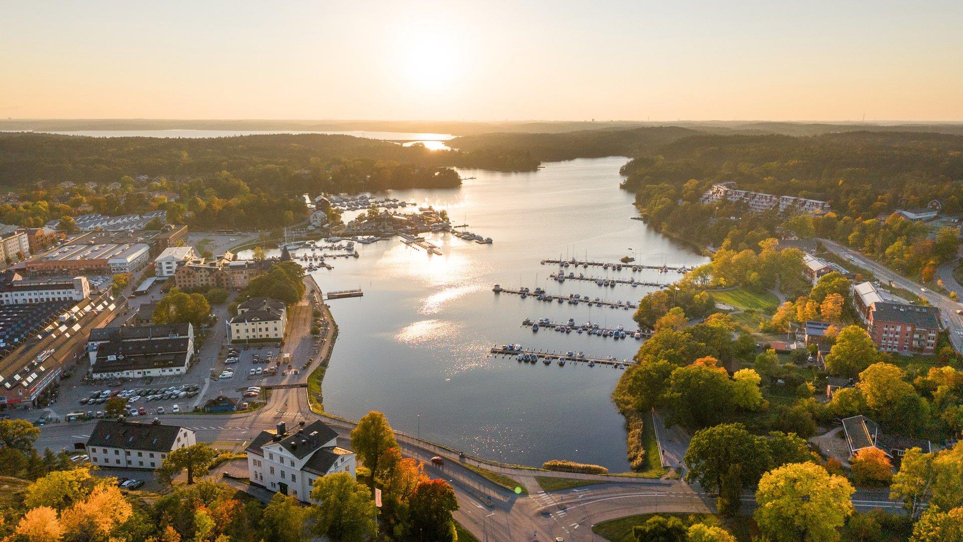 Sjötomt med egen strand och soligt söderläge på Norra Lagnö