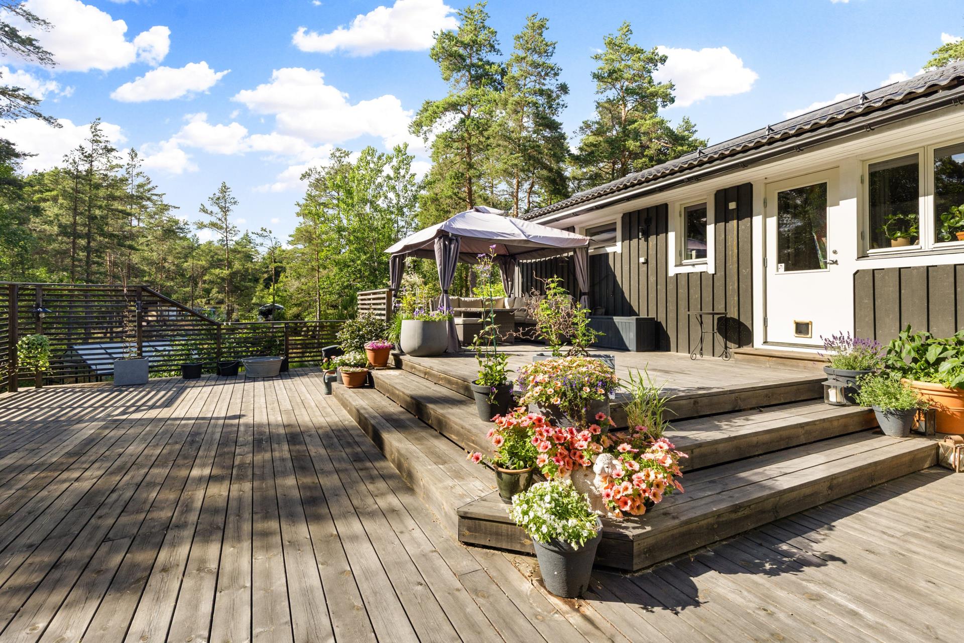 Charmigt och fint renoverat hus med härlig takhöjd, sovloft och stor altan i natursköna Saltarö!
