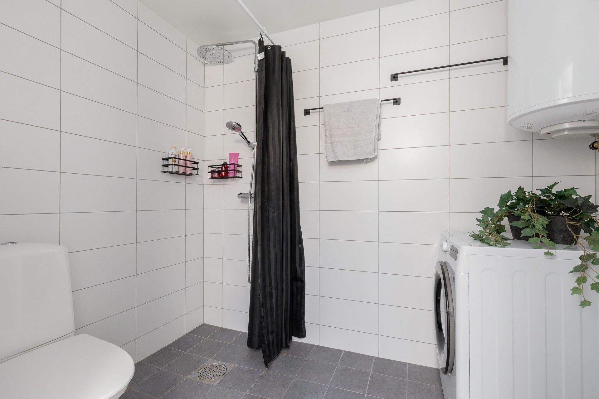 Välplanerat studiohus i 2-plan med stor uteplats i natursköna och havsnära Torsby