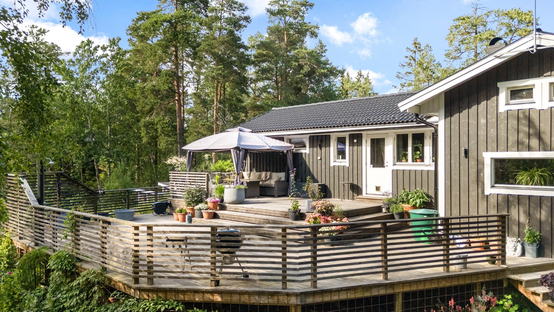 Charmigt och fint renoverat hus med härlig takhöjd, sovloft och stor altan i natursköna Saltarö!