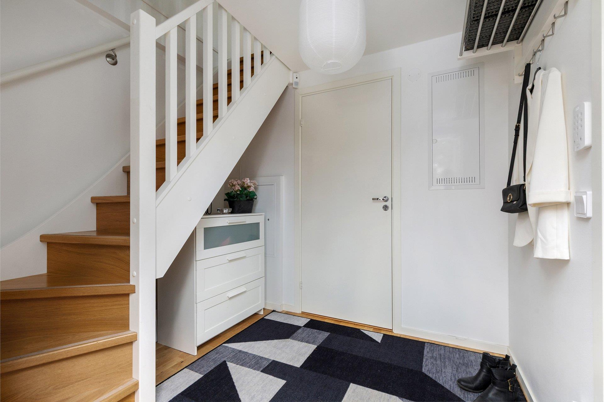 Välplanerat studiohus i 2-plan med stor uteplats i natursköna och havsnära Torsby